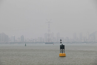 雾中海面的航标 厦门