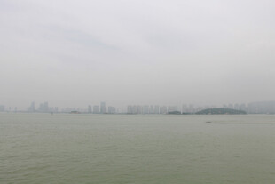 厦门雾霭中的城市滨水景观