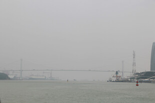 厦门雾中海面与远处桥梁景观