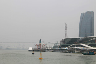 雾中城市海边码头景象 厦门