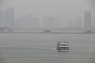 厦门雾中海面的行驶船只