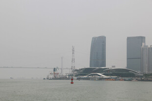 厦门 海滨城市高楼与水域景观