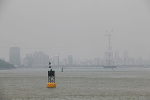  厦门雾中海面的航标