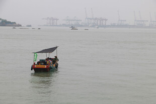 海中小船独自悠然航行