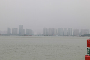 雾中城市海边景观 厦门