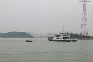 厦门海上船只与远山景观