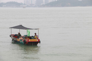 海中小船带简易顶棚