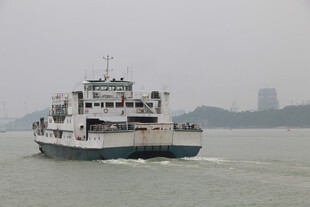 厦门海面上行驶的大型渡轮
