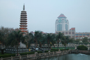 河畔古塔与现代建筑景观 厦门