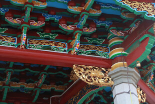 中式古建筑精美屋檐一角