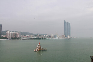 厦门海上远望城市高楼景观
