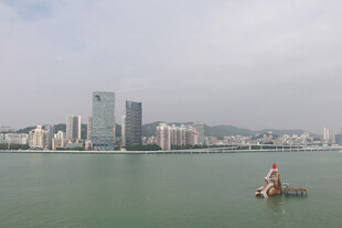 厦门海上船只与城市天际线