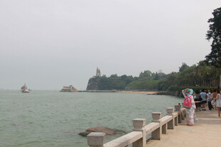 厦门鼓浪屿海滨栈道游客赏景