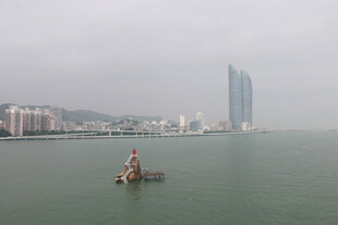 海上孤舟与城市天际线 厦门