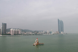 海上城市景观与水中雕塑 厦门