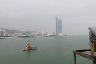 厦门海滨景色与海上小船