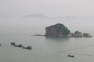 厦门鼓浪屿海上孤礁与船只景观