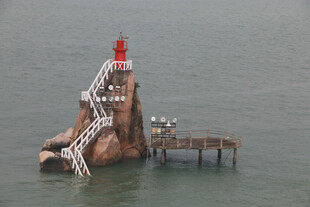 厦门鼓浪屿海上孤岩灯塔景观