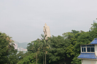 鼓浪屿远处雕像与周边绿植建筑