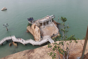 厦门鼓浪屿海边栈桥与岩石景观