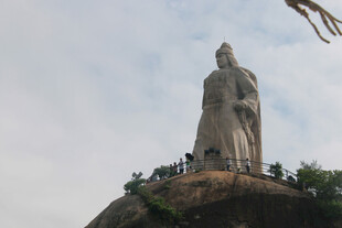 厦门鼓浪屿郑成功雕像屹立于山头