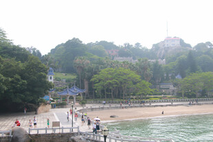 厦门鼓浪屿海滨栈道上的休闲人群