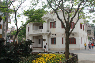 鼓浪屿古朴两层建筑前的热闹景象