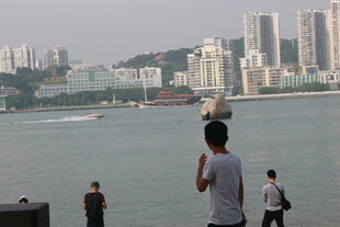 厦门风景前的拍照者