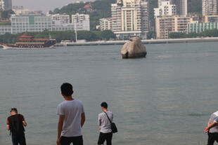 岸边人群赏城市水域风光 厦门