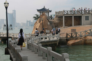 厦门鼓浪屿海边栈道上的游人景致