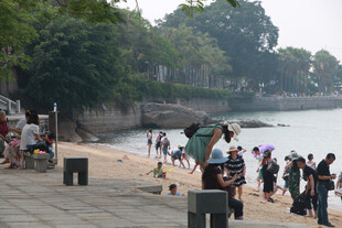 厦门鼓浪屿海滨热闹场景 