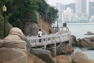 厦门鼓浪屿海边栈道上的漫步身影