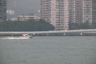 厦门海边船只与高楼景观