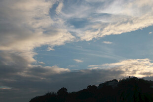黄昏时分的天空与山峦