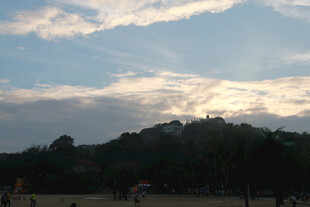 鼓浪屿夕阳下的户外休闲场景