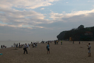 厦门鼓浪屿夕阳下热闹的沙滩场景