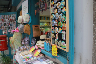 街边多彩小饰品店一角