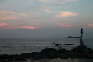 海边黄昏下的孤独身影 厦门