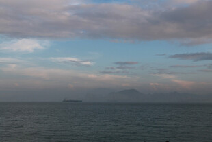 厦门鼓浪屿海上暮色中的远方岛屿