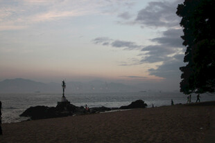 厦门海边黄昏下的灯塔与景致