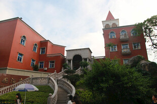 厦门鼓浪红砖建筑与蜿蜒步道景观