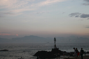 厦门鼓浪屿海边日落时的观景人群