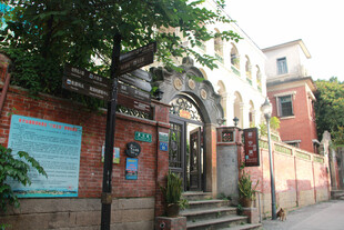 厦门鼓浪屿复古街巷中的特色建筑