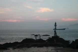 鼓浪屿黄昏海边的孤独灯塔