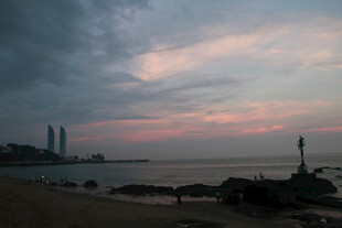 厦门海边暮色下的城市天际线