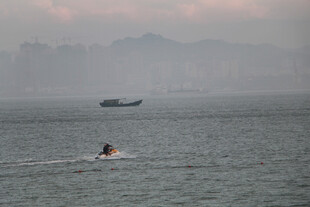 海上摩托艇 远处船只朦胧 厦门