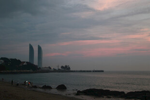 海滨暮色中的双子高楼 厦门