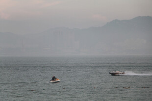 海上双艇破浪前行 厦门鼓浪屿