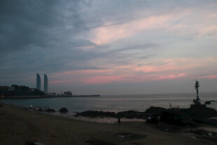 厦门鼓浪屿 海边暮色城市天际线