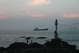 海边灯塔与远海船只景象 鼓浪屿